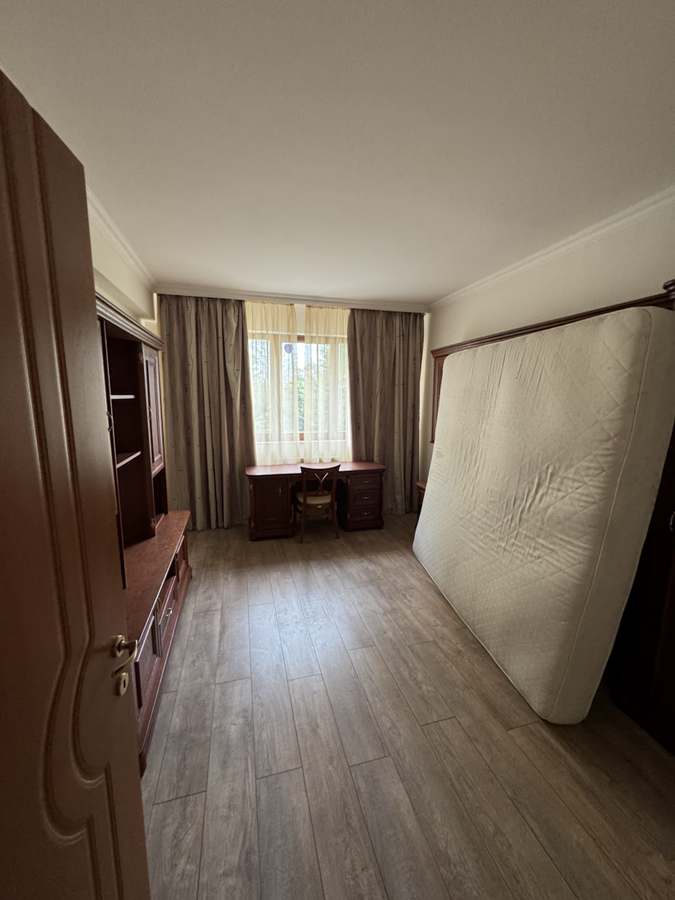 Основно почистване на апартамент след наемател — кадър 2 преди почистване